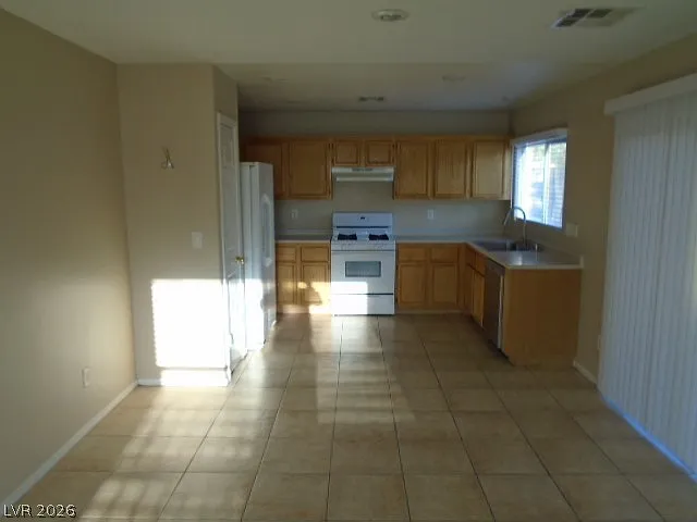 3 bed, 2.0 bath, 1384 sqft, $2,086 — Photo 3