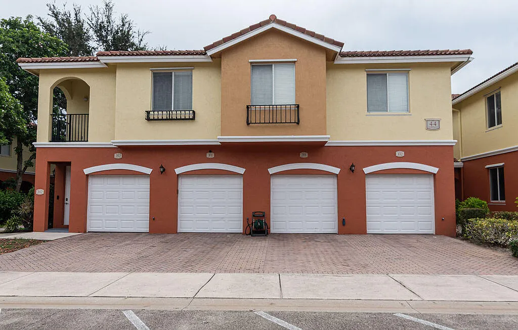 3 bed, 2.5 bath, 1671 sqft, $2,400 — Photo 2