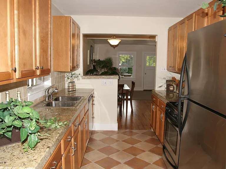 1202 Garfield St — Photo 2