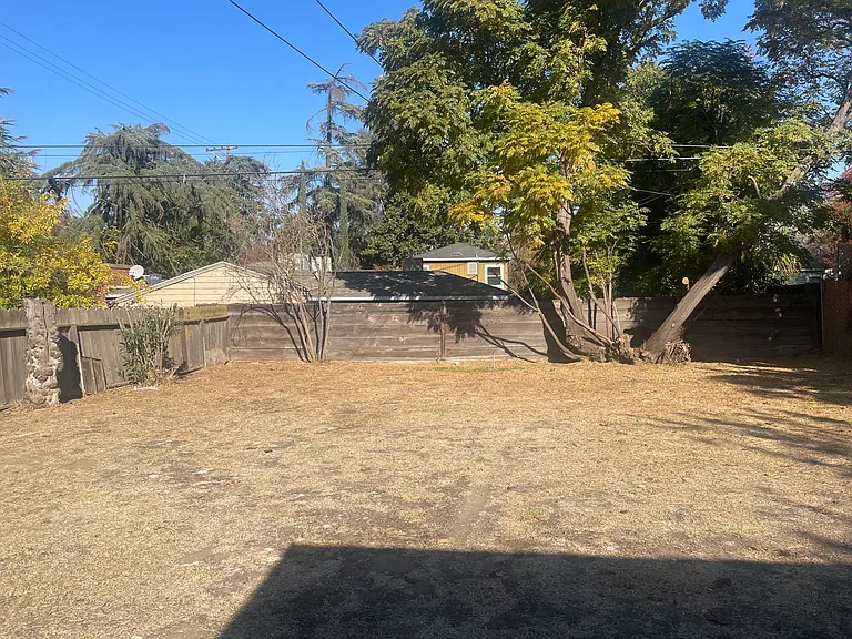 711 E Fountain Way — Photo 10