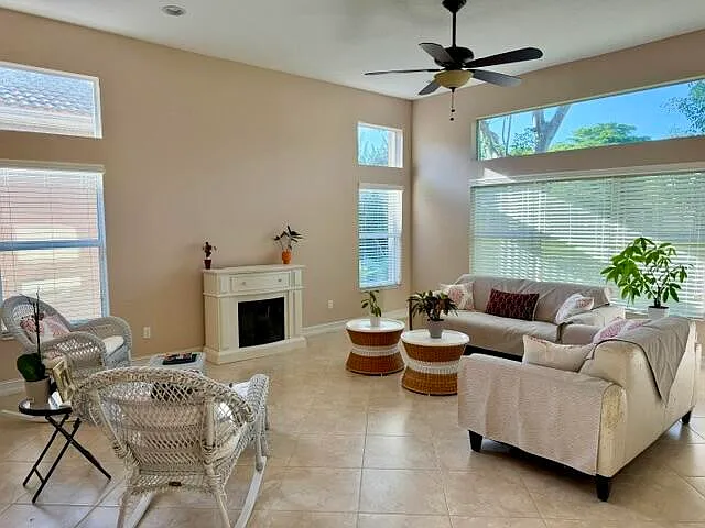 3 bed, 2.5 bath, 2340 sqft, $5,395 — Photo 2