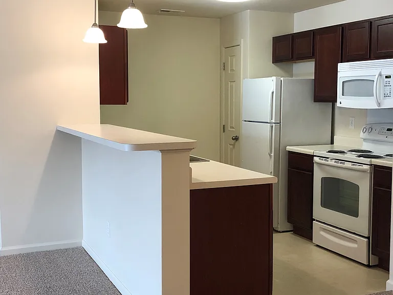 205 NE Hayes Dr — Photo 3