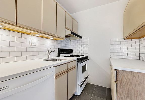 5th image of 300 E 33rd St APT 21H