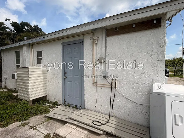 8110 Howell Ave — Photo 14