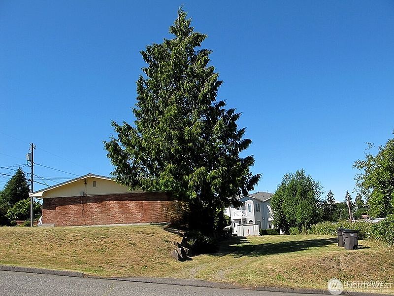 3rd image of 4827 Vesper Drive