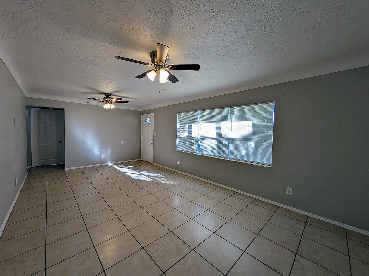 2 bed, 1272 sqft, $2,050 — Photo 4