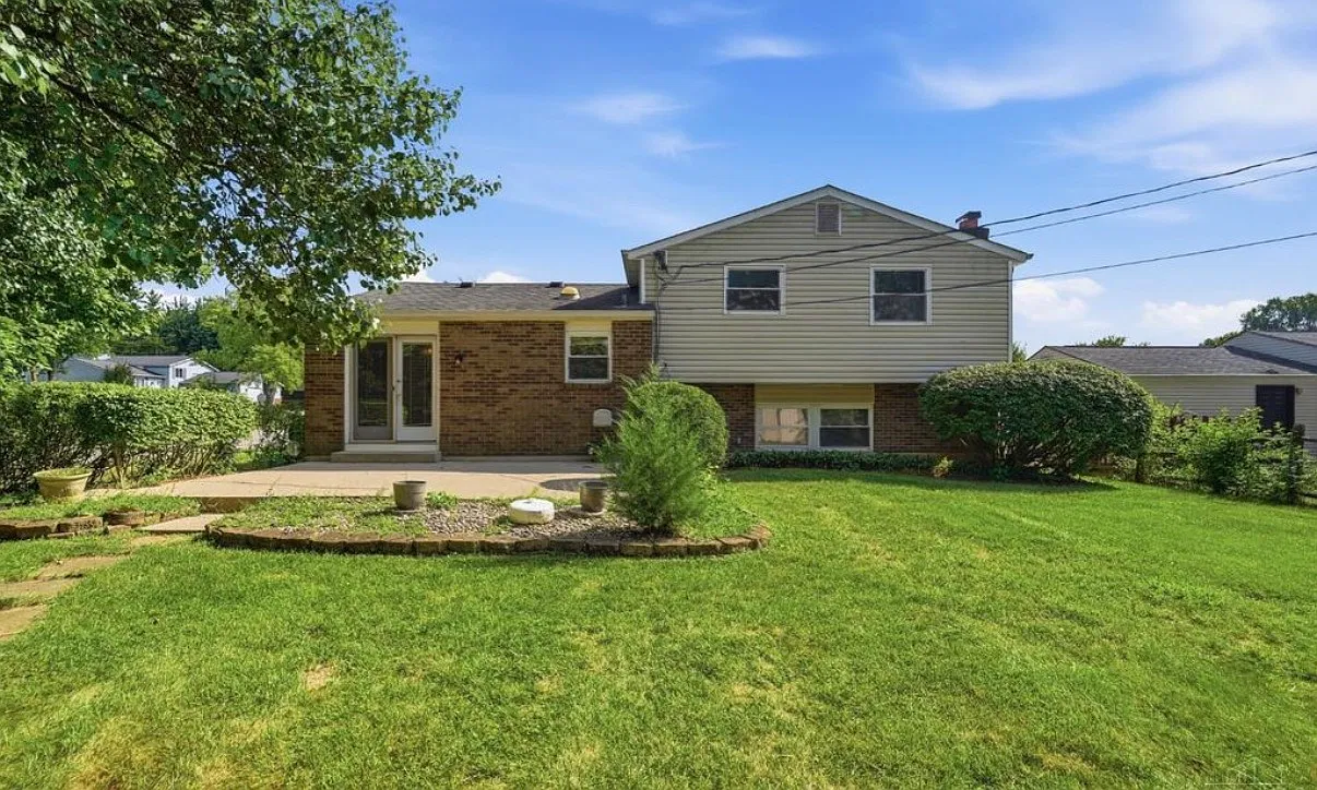 3 bed, 2.5 bath, 1977 sqft, $2,500 — Photo 1