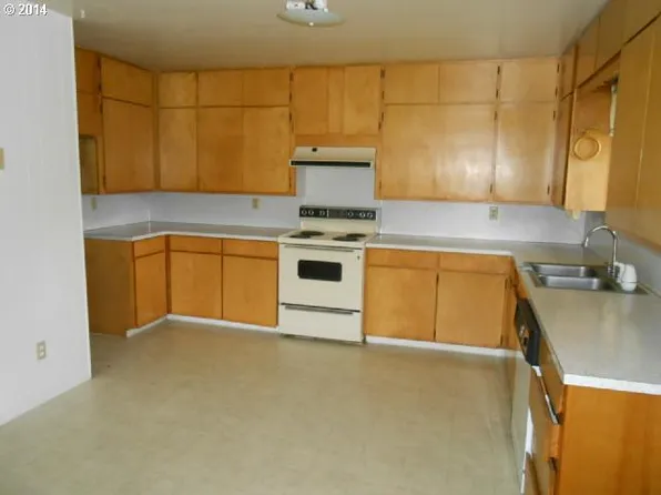 821 2nd St, Brookings, OR 97415