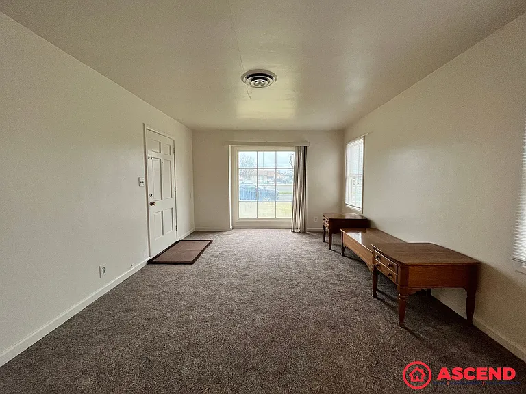 1305 S Chester Ave — Photo 2