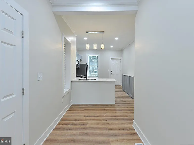 420 E 28th St — Photo 5