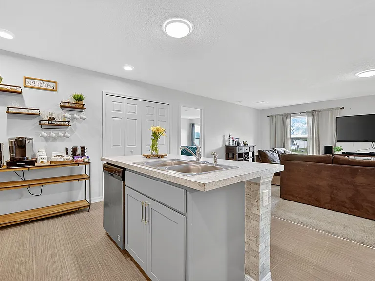 644 SW Hoffenberg Ave — Photo 16