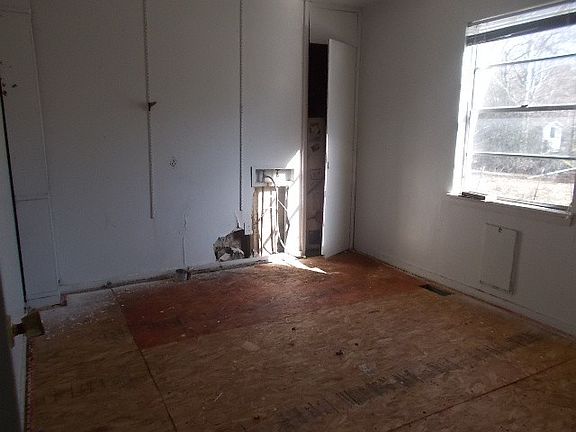 4th image of 921 S Van Buren St