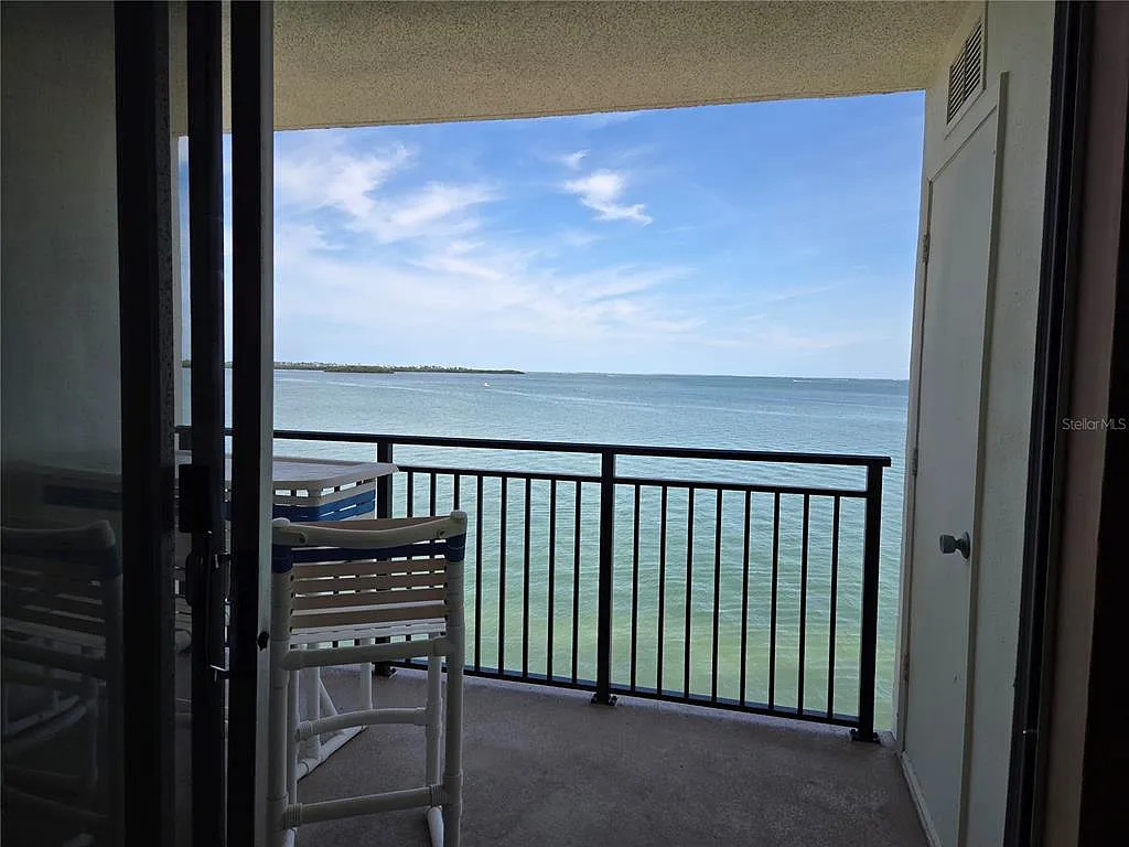 2 bed, 2.0 bath, 975 sqft, $2,350 — Photo 3