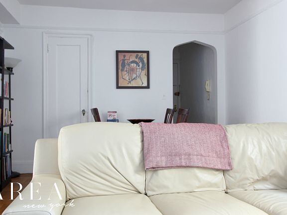 3rd image of 49 W 72nd St APT 15B