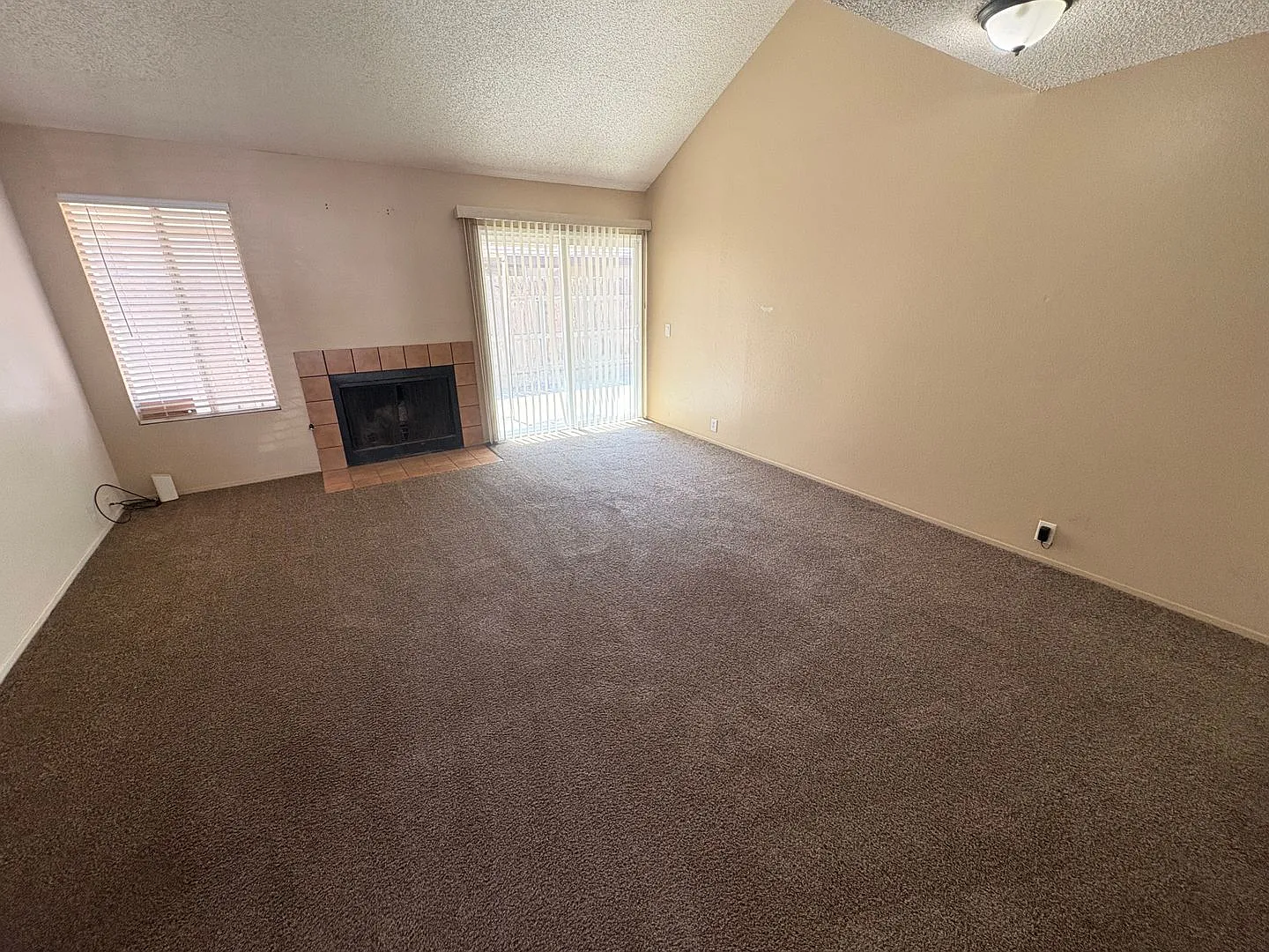 2 bedroom, 2 bath townhome near Mooney Blvd — Photo 3