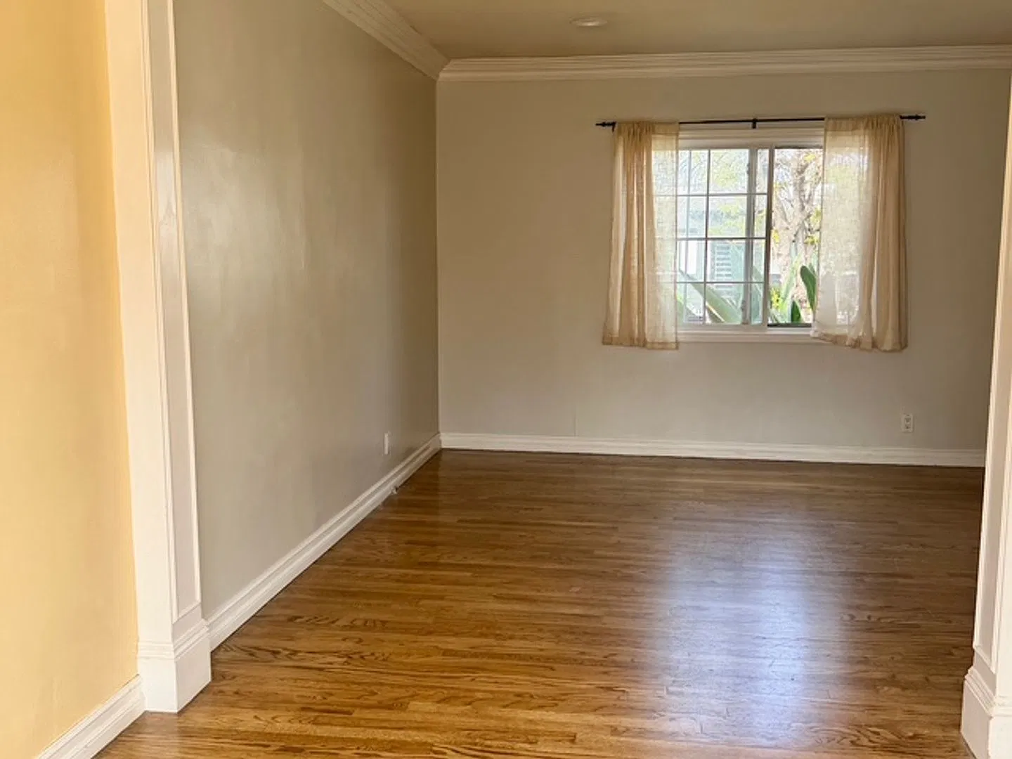 4bed/2bath Encino home in quiet friendly neighborhood--Large yard Pets welcome — Photo 3