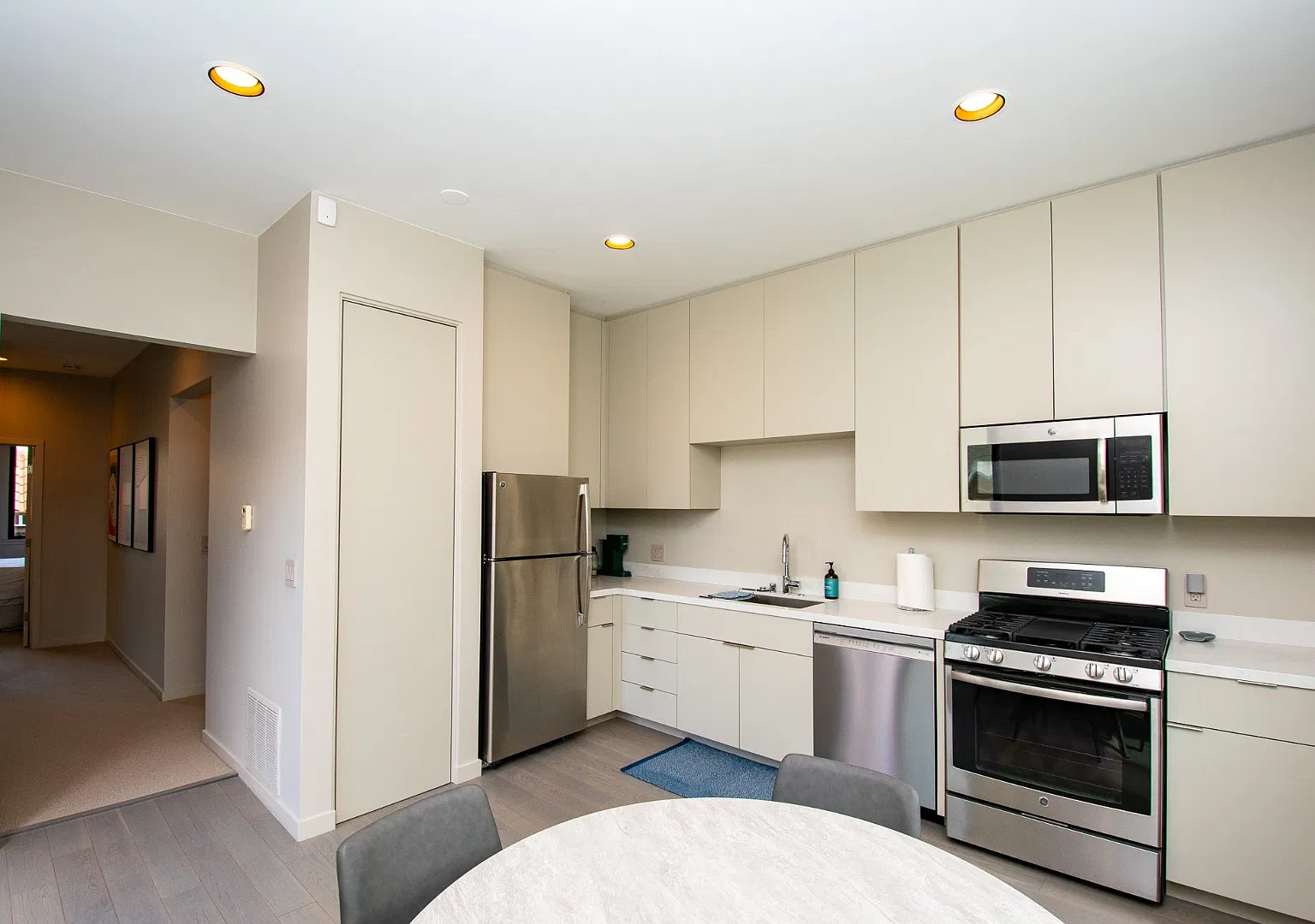 1 bed, 1.0 bath, 700 sqft, $4,995 — Photo 2