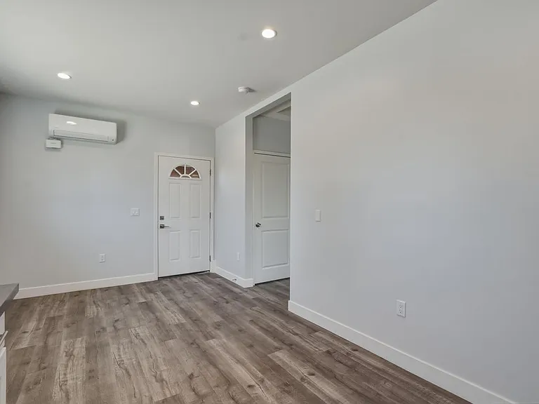 19833 Blythe St — Photo 13