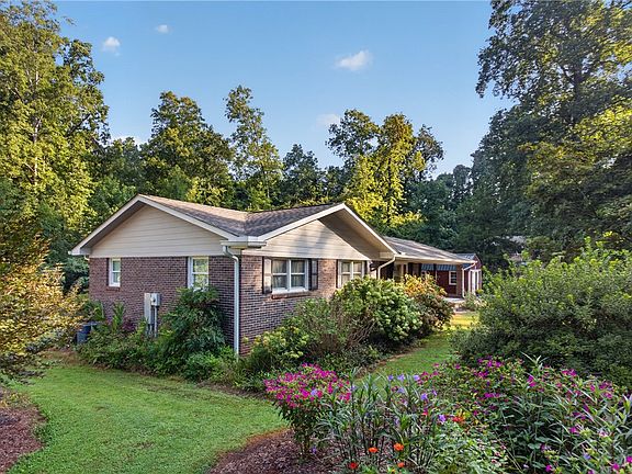 3rd image of 105 Laurel Ln