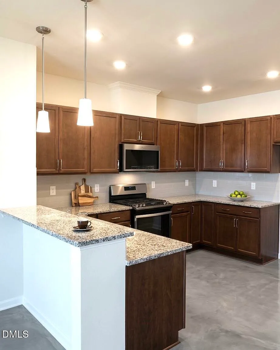 3 bed, 2.5 bath, 1765 sqft, $2,095 — Photo 2