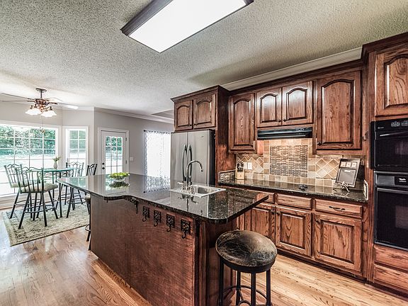 5th image of 136 Southwood Dr