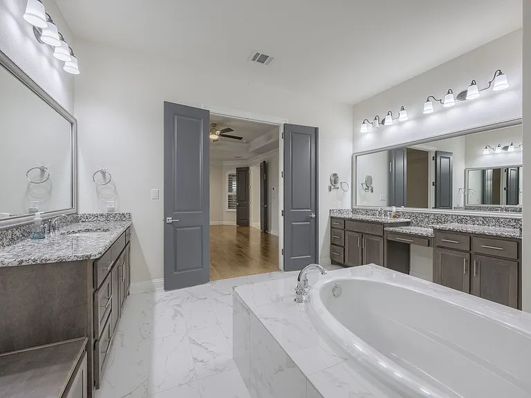 918 Sydney Ln — Photo 23