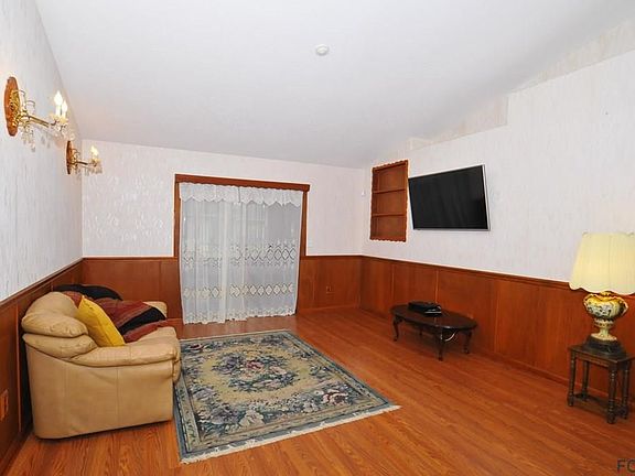 3rd image of 79 Bridgehaven Dr