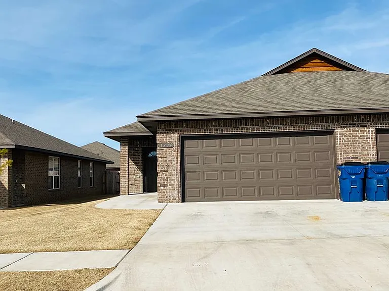 1834 Cypress Ln — Photo 1