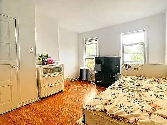 2nd image of 298 15th St APT 3R