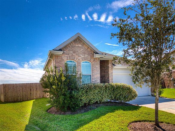 BEAUTIFULLY LANDSCAPED FRONT YARD