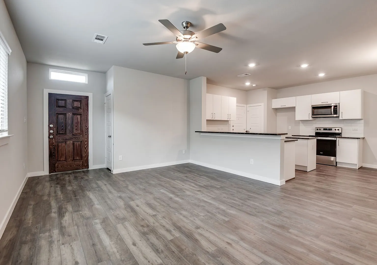 Available Now! Gorgeous 3 Bedroom Duplex Located In Midlothian Isd! — Photo 1