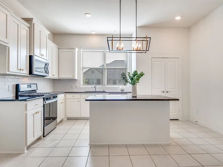 1625 Dewberry Ln — Photo 5