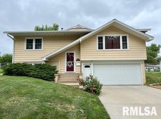 564 Scenic Dr, Clinton, IA 52732