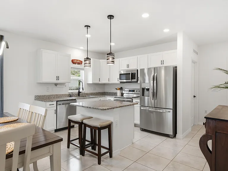 2220 SE Lucaya St — Photo 4