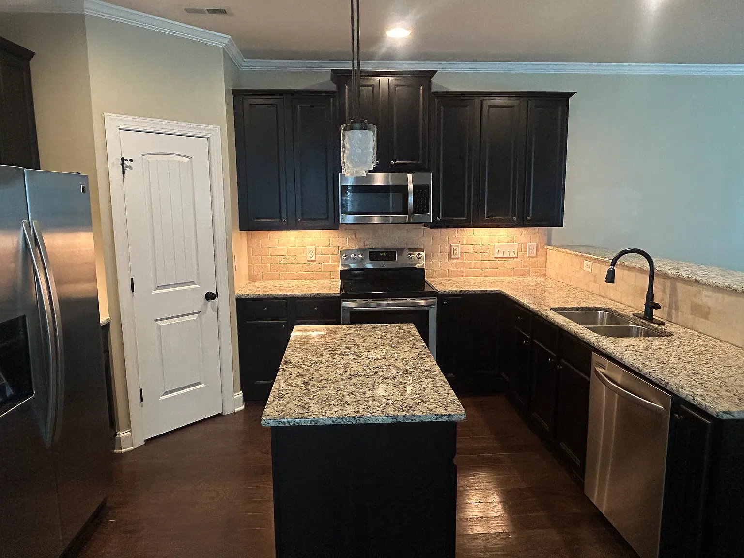4 bed, 2.5 bath, 2356 sqft, $2,100 — Photo 2