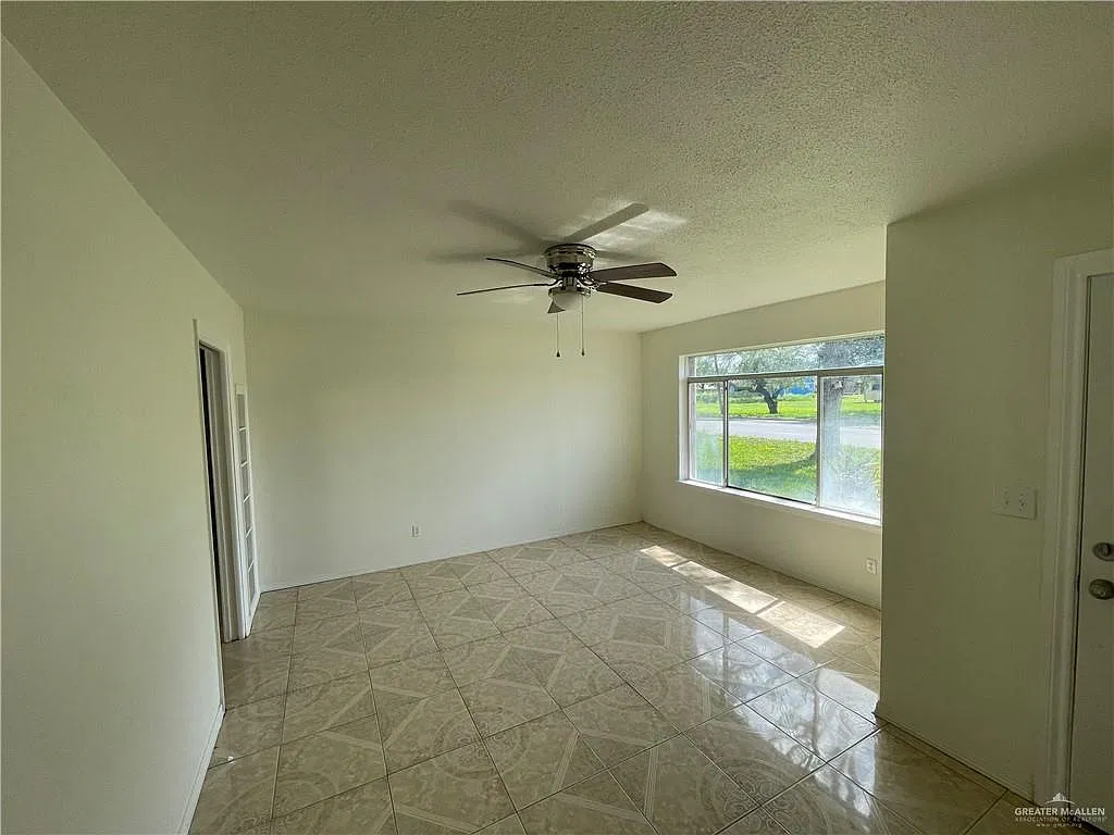 3 bed, 2.0 bath, 1102 sqft, $1,250 — Photo 3
