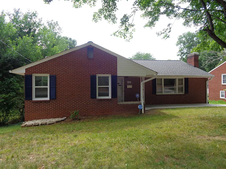 1302 Miller St — Photo 2