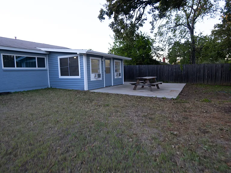 1004 Russell Ln — Photo 7