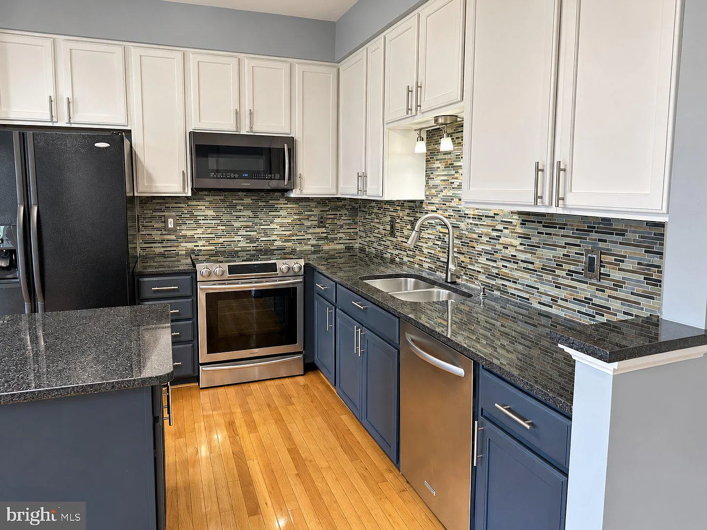 3 bed, 4.0 bath, 2432 sqft, $3,100 — Photo 3
