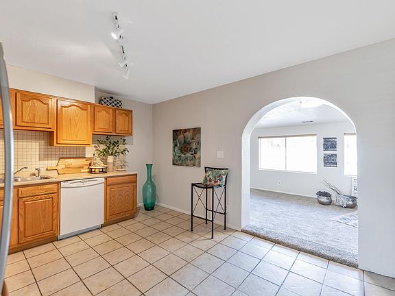 4th image of 930 E 9th Ave