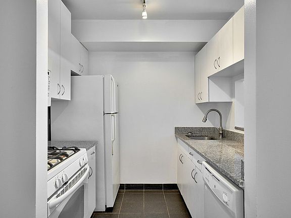 4th image of 200 W 60th St APT 9G