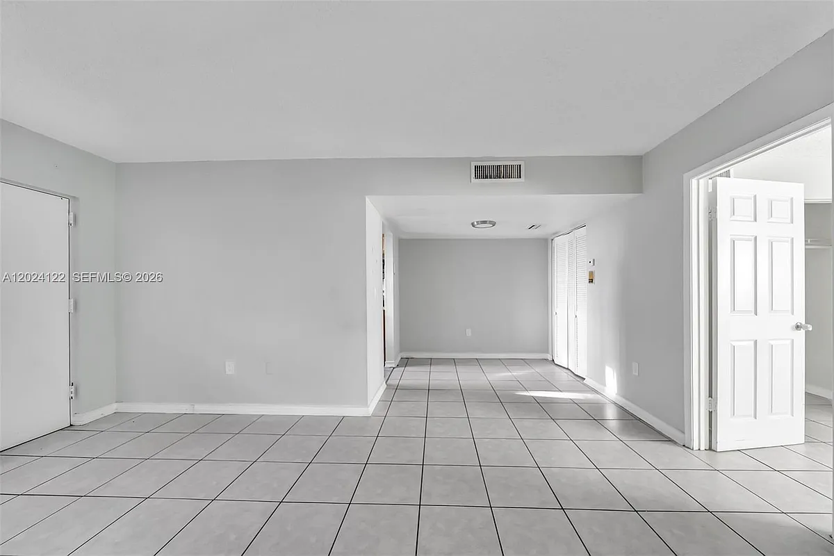 Building Photo - 2011 NW Bay Dr #12