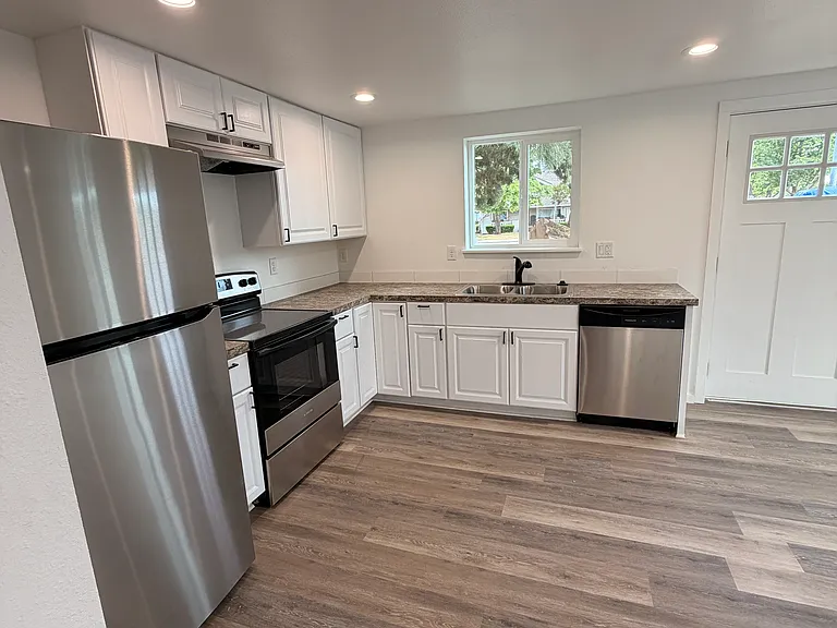 2890 Silverton Rd NE — Photo 4