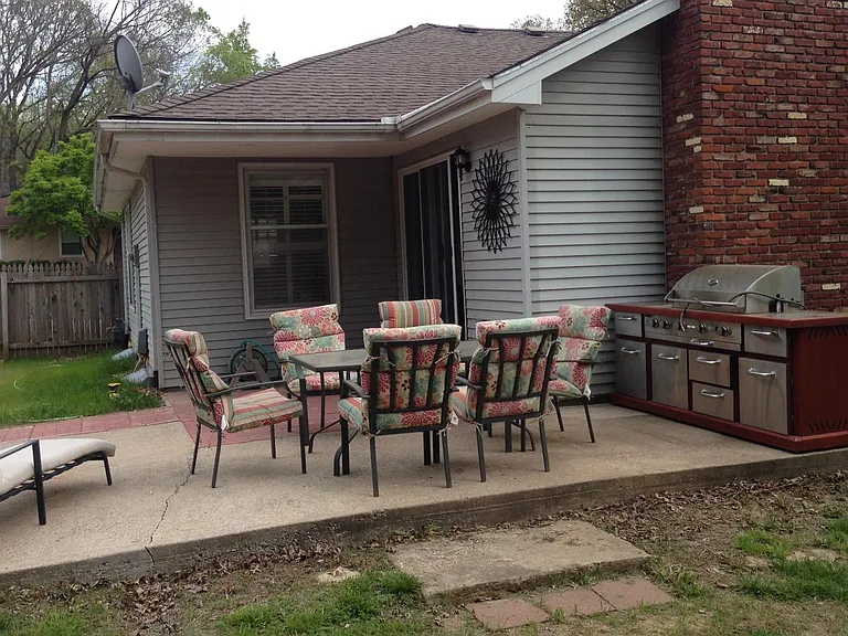 5804 NW Buttonwood Dr — Photo 3