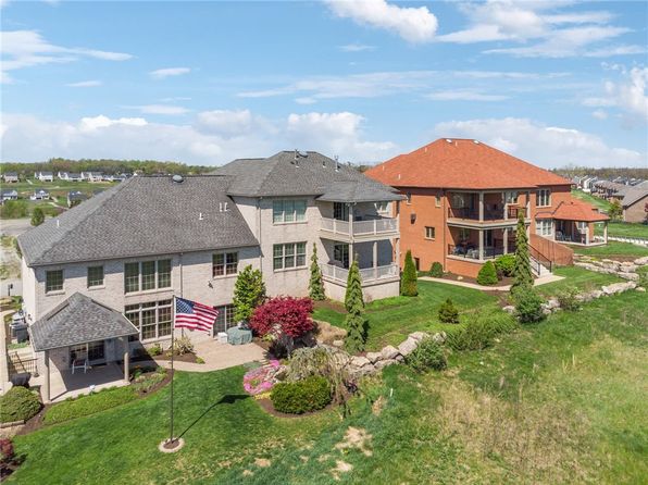 1043 Blackthorne Dr, Jeannette, PA 15644