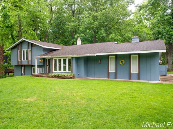 2700 Shadowbrook Dr SE, Grand Rapids, MI 49546