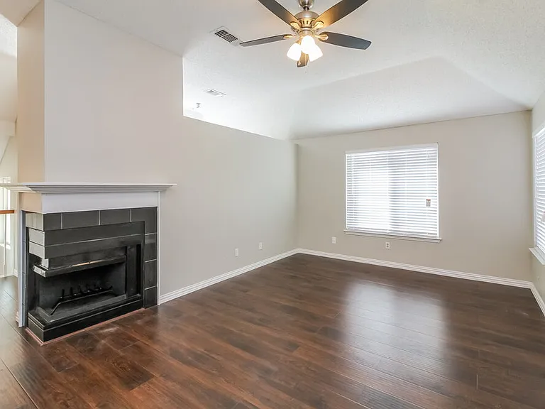1115 Colbert Ln — Photo 2