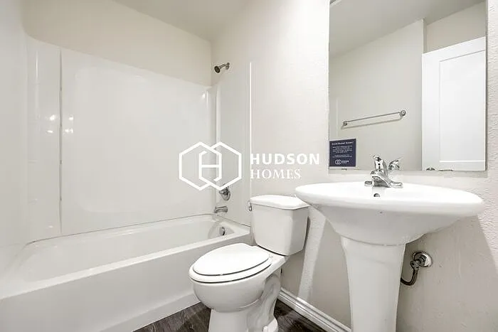 1389 Pecan St — Photo 11