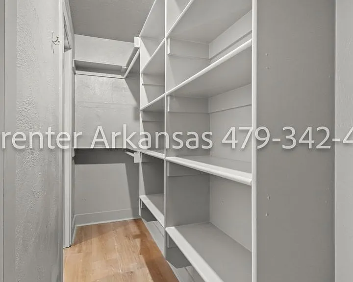 390 S University Ave — Photo 6