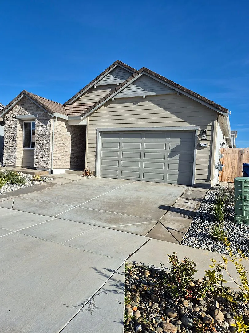 4329 Cypress Grove Dr photo 1